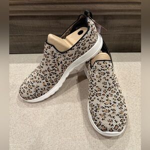 New in Box Women’s SKECHERS Go Walk Joy Mariah Animal Print Slip On Shoes (10)